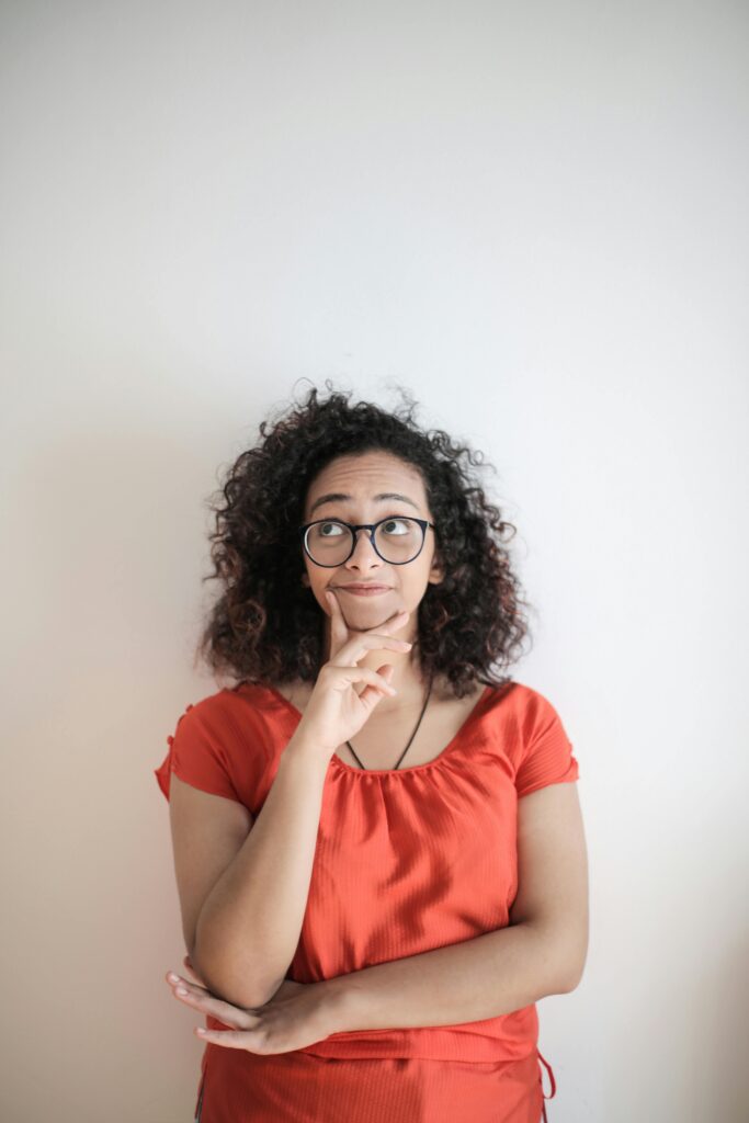 Femme en pleine réflexion